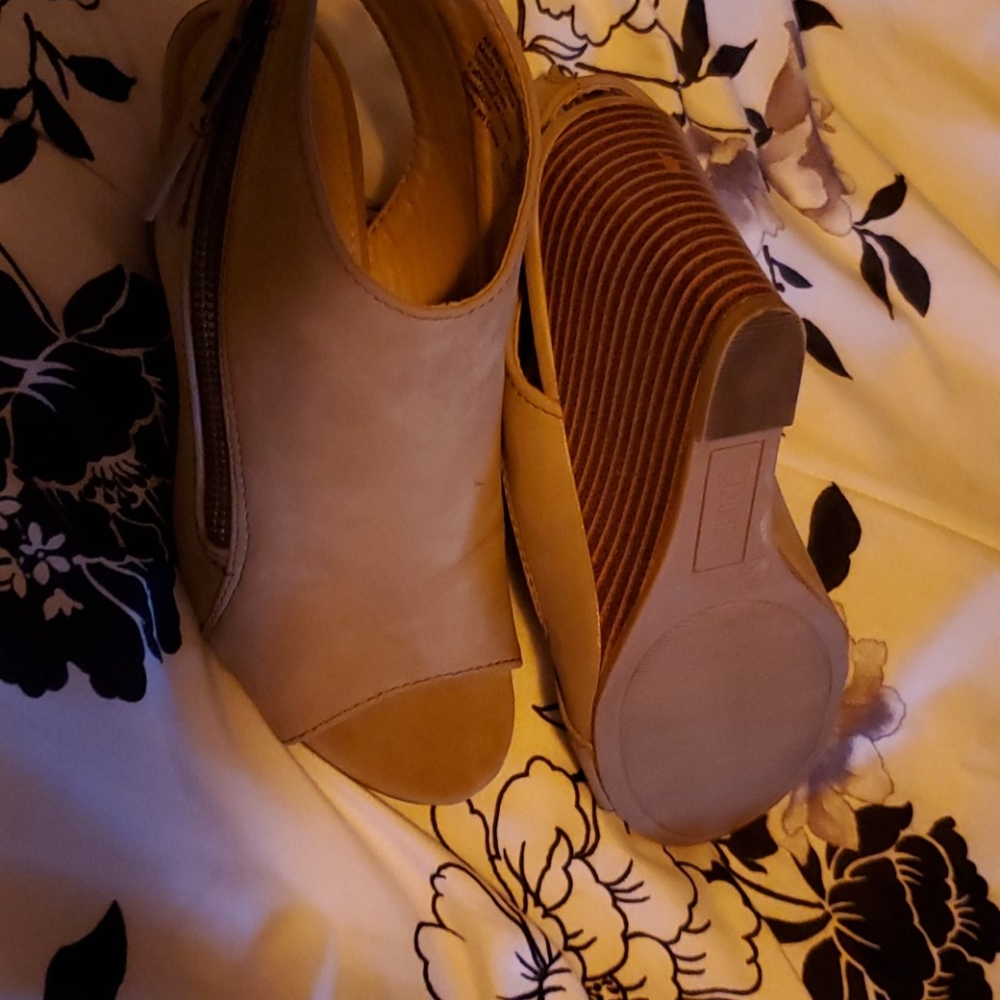 Shoes - Picture 3 of 4